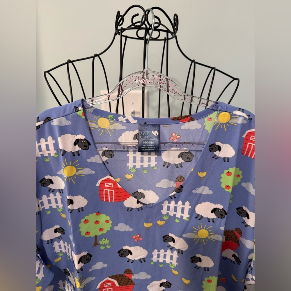 New Zoe + Chloe “Sheep Peeps” V neck performance women’s scrub top Medium M - Picture 2 of 10